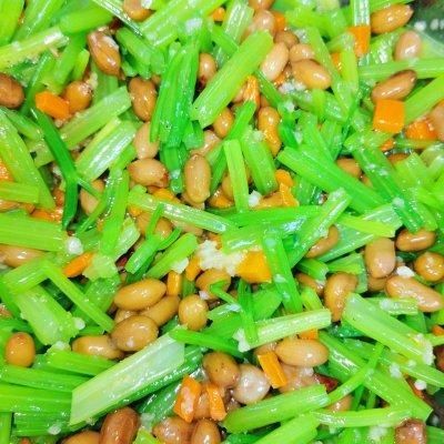 这道芹菜花生米一上桌，我的筷子就没停过