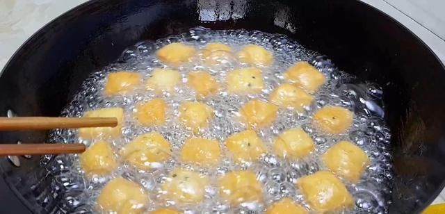 我家面粉就爱这样做,加4个鸡蛋,做法比麻花简单,比油条都好吃