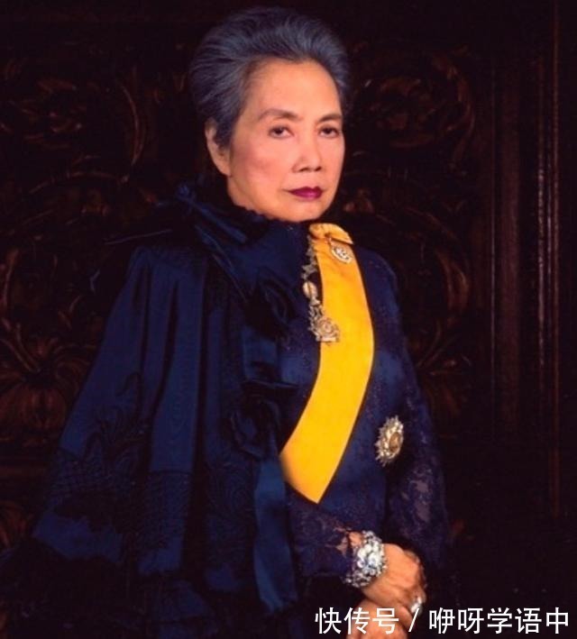 诗丽吉王后 诗丽吉的红宝石项链真不少,甚至还有传家宝,诗妮娜也戴过祖传的!