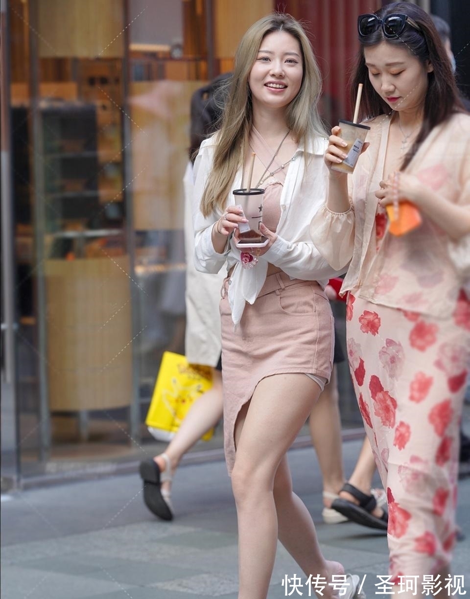 女生 长腿女生的个性穿搭，白色衬衫配淡粉色牛仔裙，清新又美丽