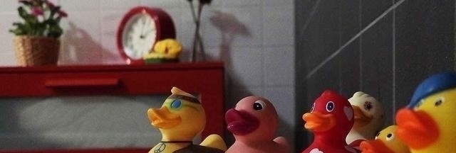 男孩|洗澡鸭险致男孩双目失明，这类网红玩具一定要经常更换，父母注意