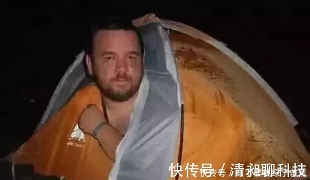 小姐姐|外国一男子在网上买了一顶帐篷，晚上露营时气坏了！