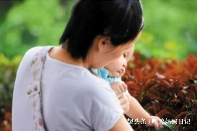 婴儿床|一家三口午睡照火了,父母呼呼大睡宝宝独坐床头,网友孩子真难