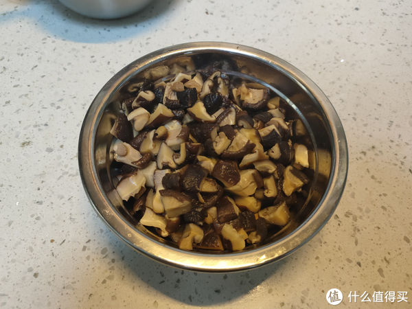 香菇酱不用买了，在家就能做，酱香浓郁无添加，拌米拌饭都合适