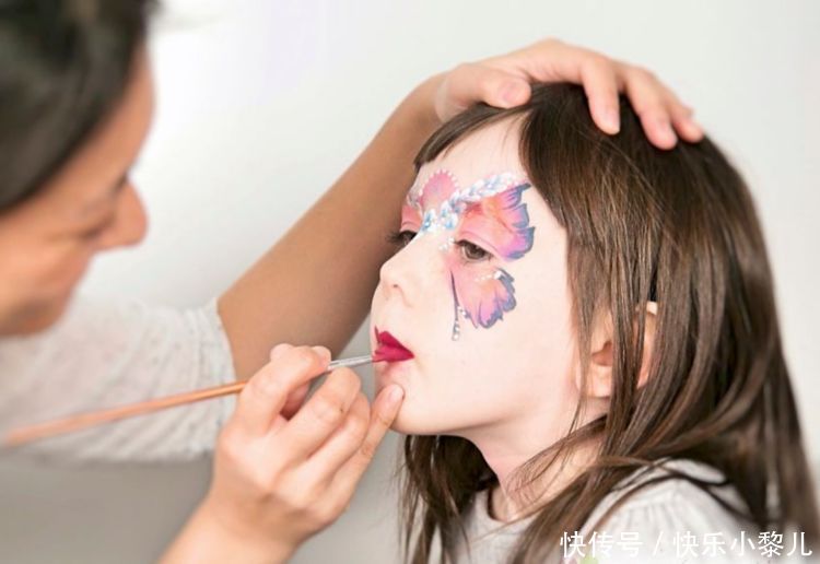 艺术家在小女孩脸上“面部彩绘”，画出来的效果，让人感到惊艳