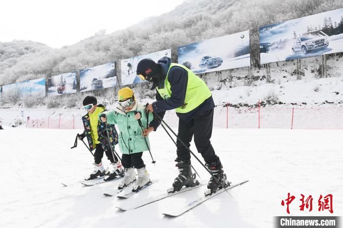 滑雪|“天府之国”掀起“冰雪热” 冬季运动添彩新春佳节