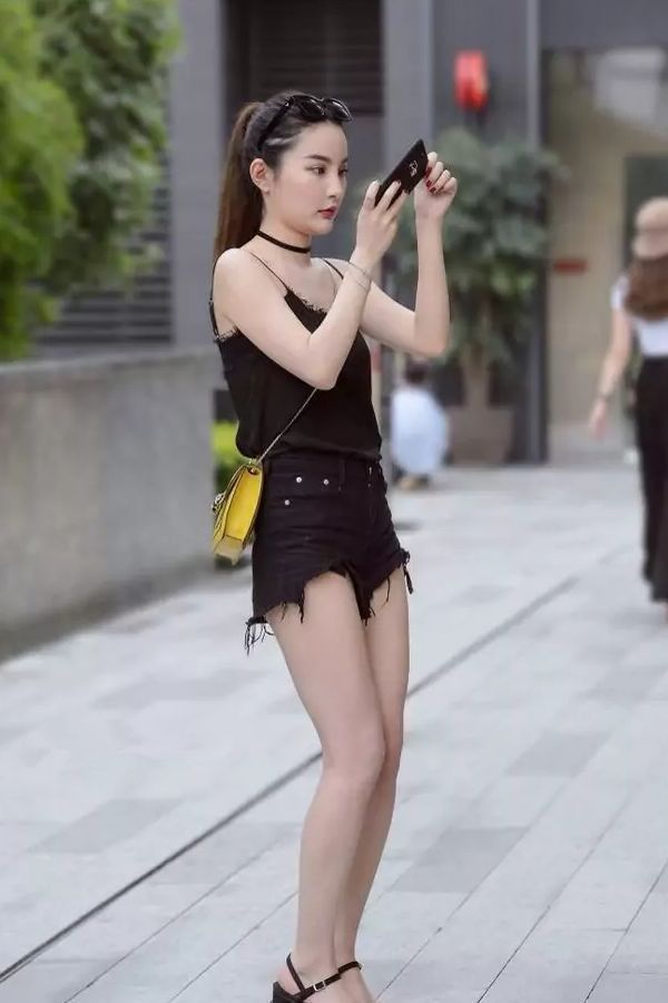 衣服|街拍:任何类型的女人穿上黑色的衣服都很漂亮