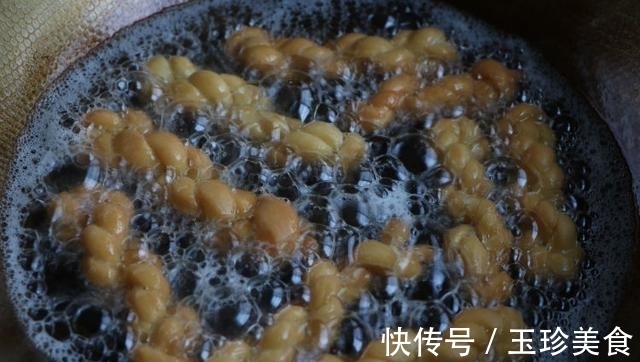 小苏打|自制传统小麻花,扭一扭炸一炸,香甜酥脆不用花钱买