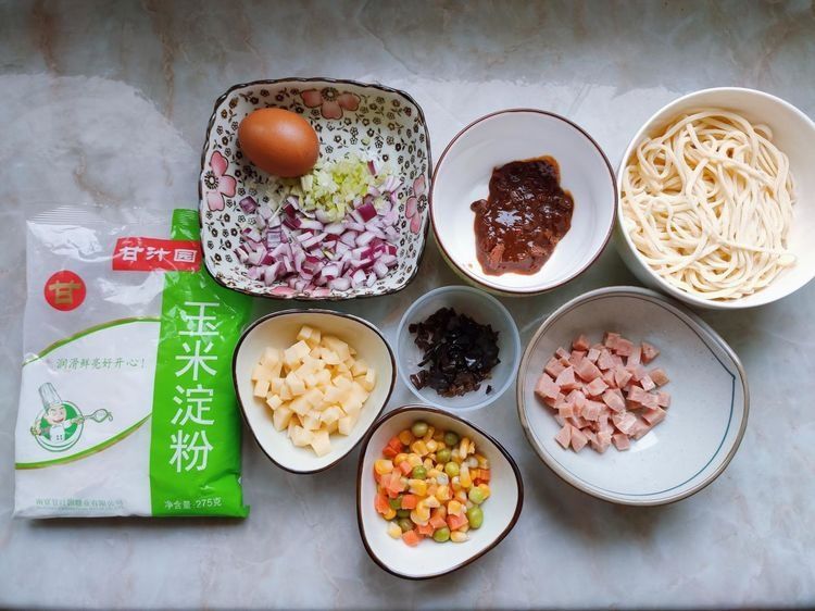 大人孩子都爱吃的拌酱面,简单又美味,几分钟就做好