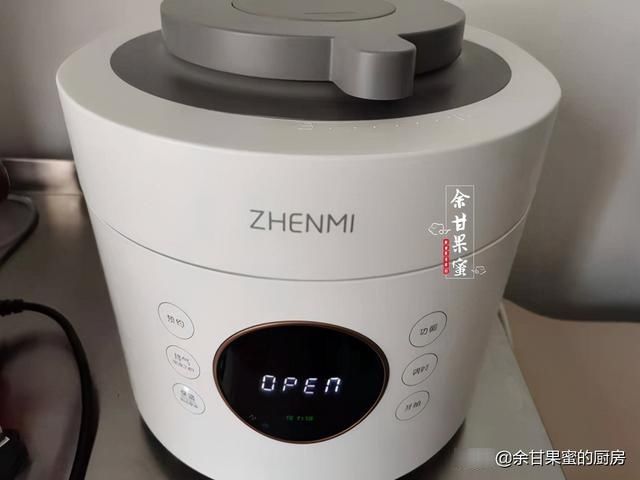 在家做学生早餐，汤鲜味美肉也多，菜和主食同上桌，省时省事