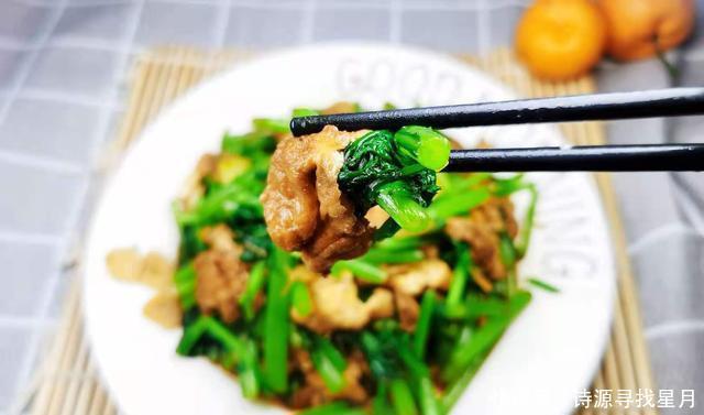 别错过|冬季,遇到此菜别错过,简单一炒就上桌,好吃又营养,成本才2元