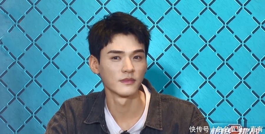 龚俊在《极挑》出场时，黄明昊邓伦原地等待，只有一人上前迎接