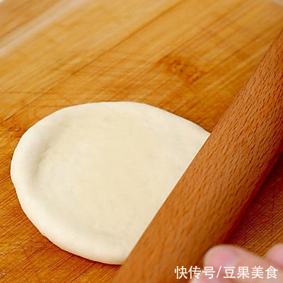 爆浆豆沙饼,咬一口软乎乎的豆沙饼,后悔没有早点制作