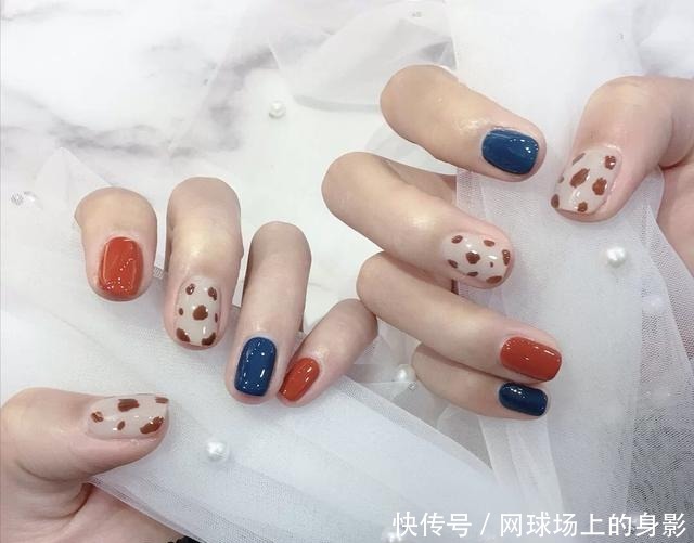 梅子色|是时候做美甲了,这几款新年美甲时髦又显白,高级感满满