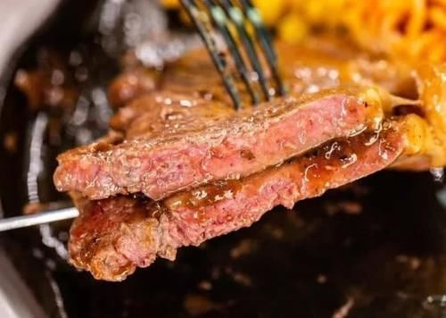 服务员|迪拜朋友请客吃牛排，中国小伙一口吞了盘里的煎蛋，服务员土鳖