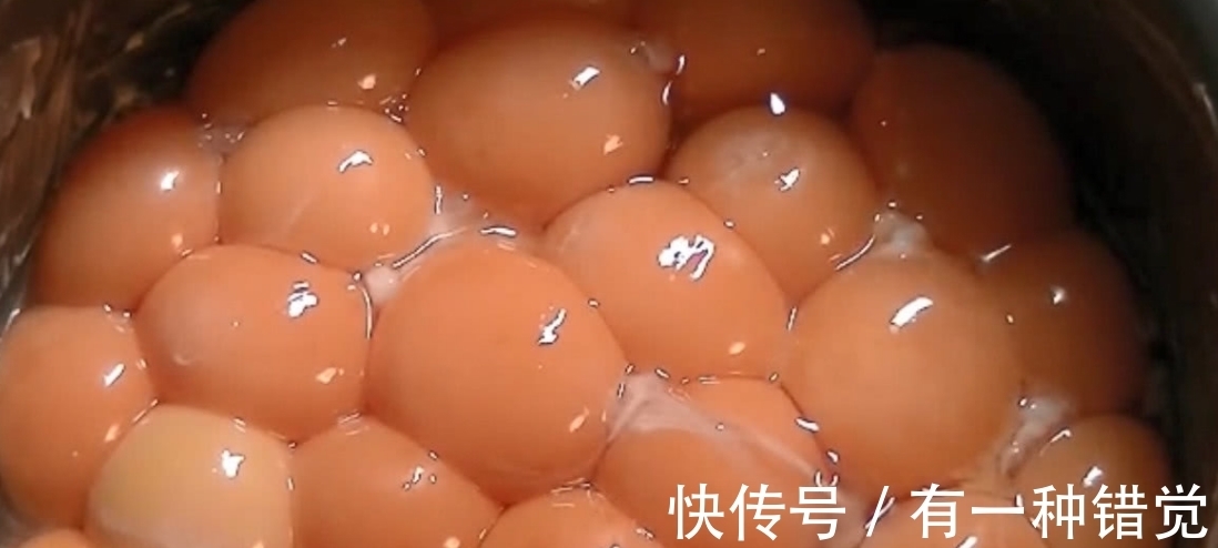 女朋友不会做饭,把五十个蛋黄放进电饭煲里煮,出锅后却是美味