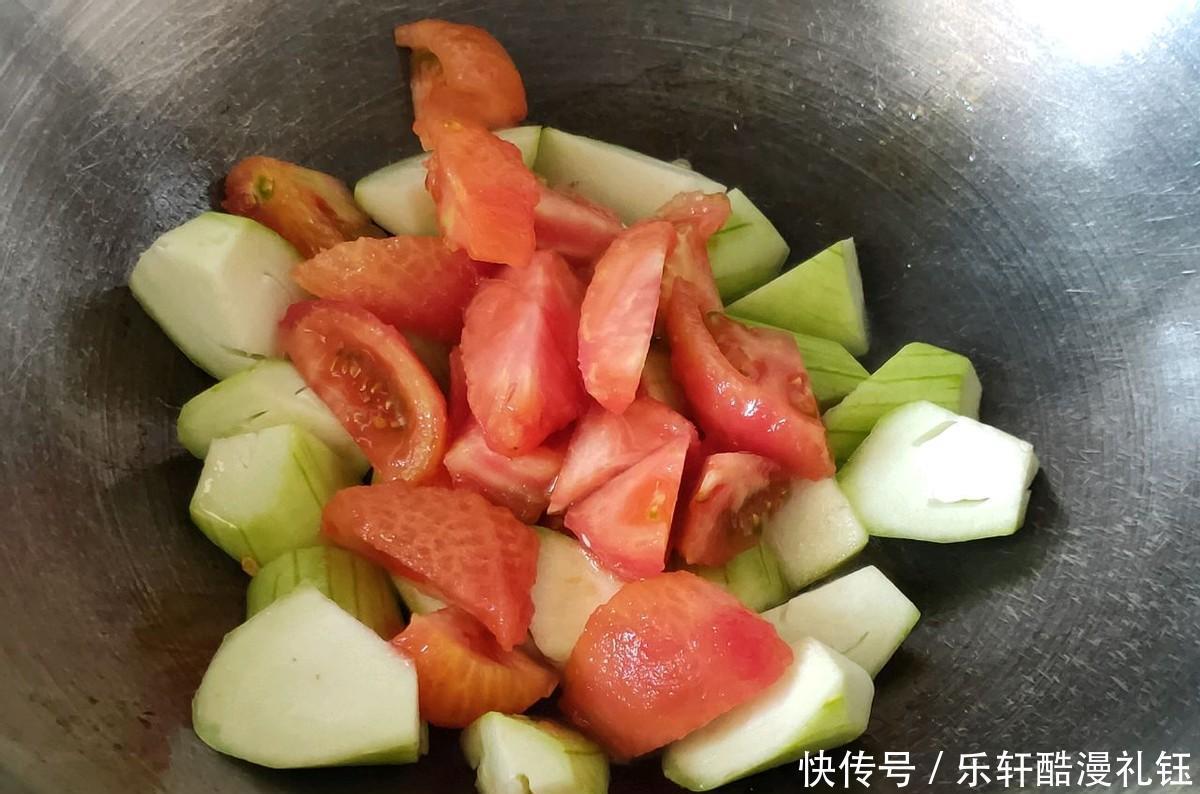 搭配|丝瓜和番茄的完美搭配，简单一炒，开胃下饭，家人都爱吃