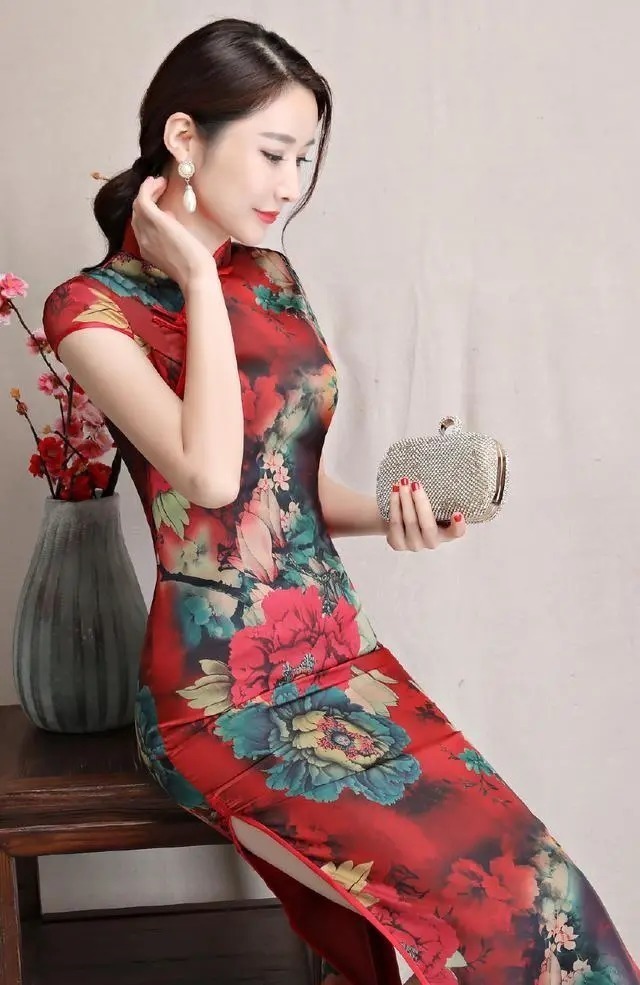 裙衩 这么饱满的身材穿长款旗袍裙还能显得低调吗?