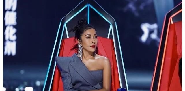 《好声音》四位助教首秀反差大,张碧晨吉克隽逸从容,黄霄雲隐身