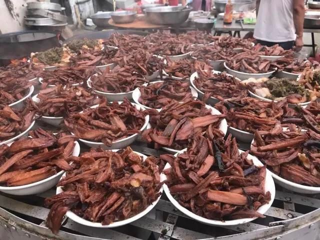 农村吃酒,酒席太丰盛,菜刚上桌,就把我吓坏了