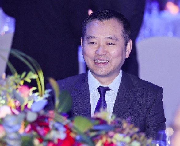 国乒|孔令辉一身西装亮相!容光焕发状态回归,执教孙颖莎流言愈演愈烈