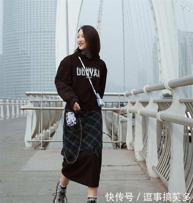 打开方式 秋天卫衣怎么穿除了不搭牛仔裤,这“3种”下装都可以,特时髦!