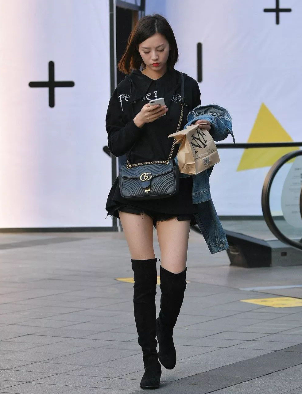 黑色系|秋冬简约成熟风穿搭, 黑色连帽上衣+过膝长靴, 大方时尚又显气质