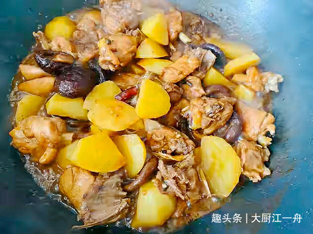 聪明人炖鸡肉从不焯水，学会这样做，汤汁浓郁又下饭，太解馋啦