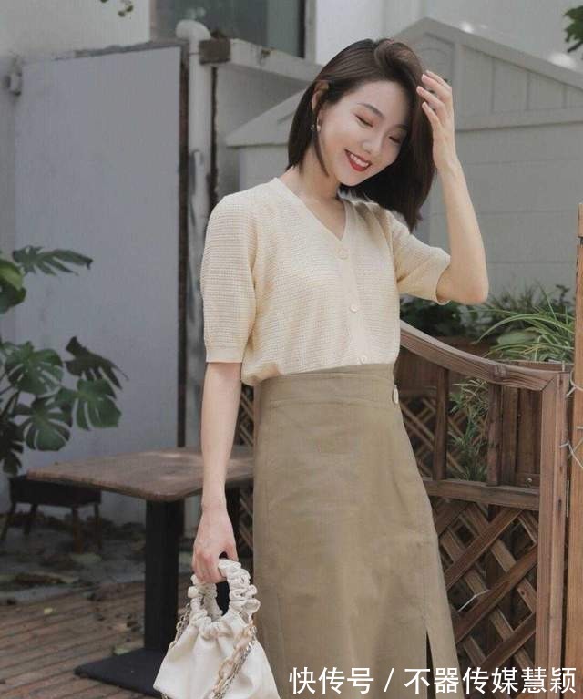 气场|精致的女人自带气场,针织衫配半身裙,女人30岁一样可以很高级