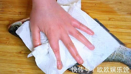 二荆条|煎鱼时，不要撒盐和用姜抹锅底，大厨教你一招，煎鱼不粘锅不破皮