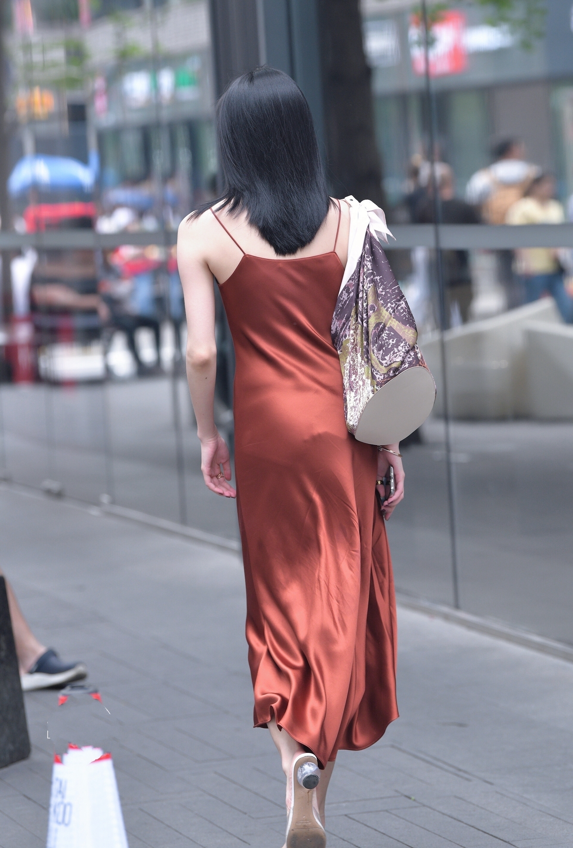 路人|路人街拍美女长发披肩,一袭真丝长裙,性感十足,尽显完美身材