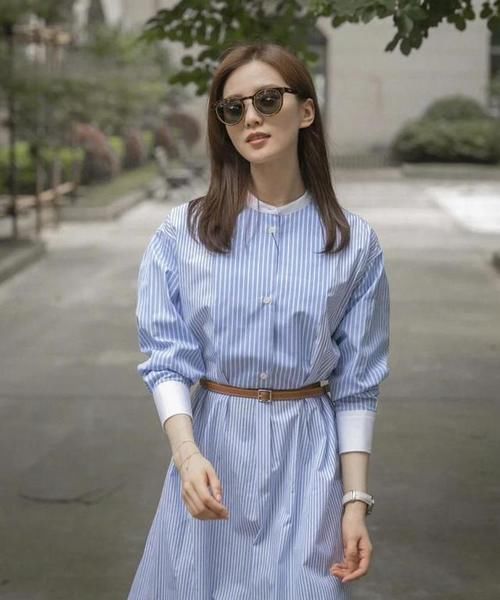 “衬衫塞裤子”穿法太普通了，今春流行“衬衫＋腰带”，很高级