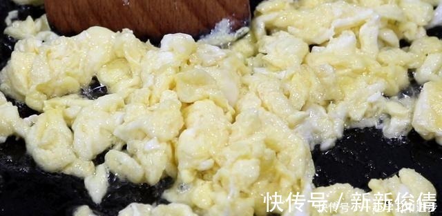 土豆不用炒着吃了,大厨教你做家常土豆馅饼,皮薄馅大营养又美味