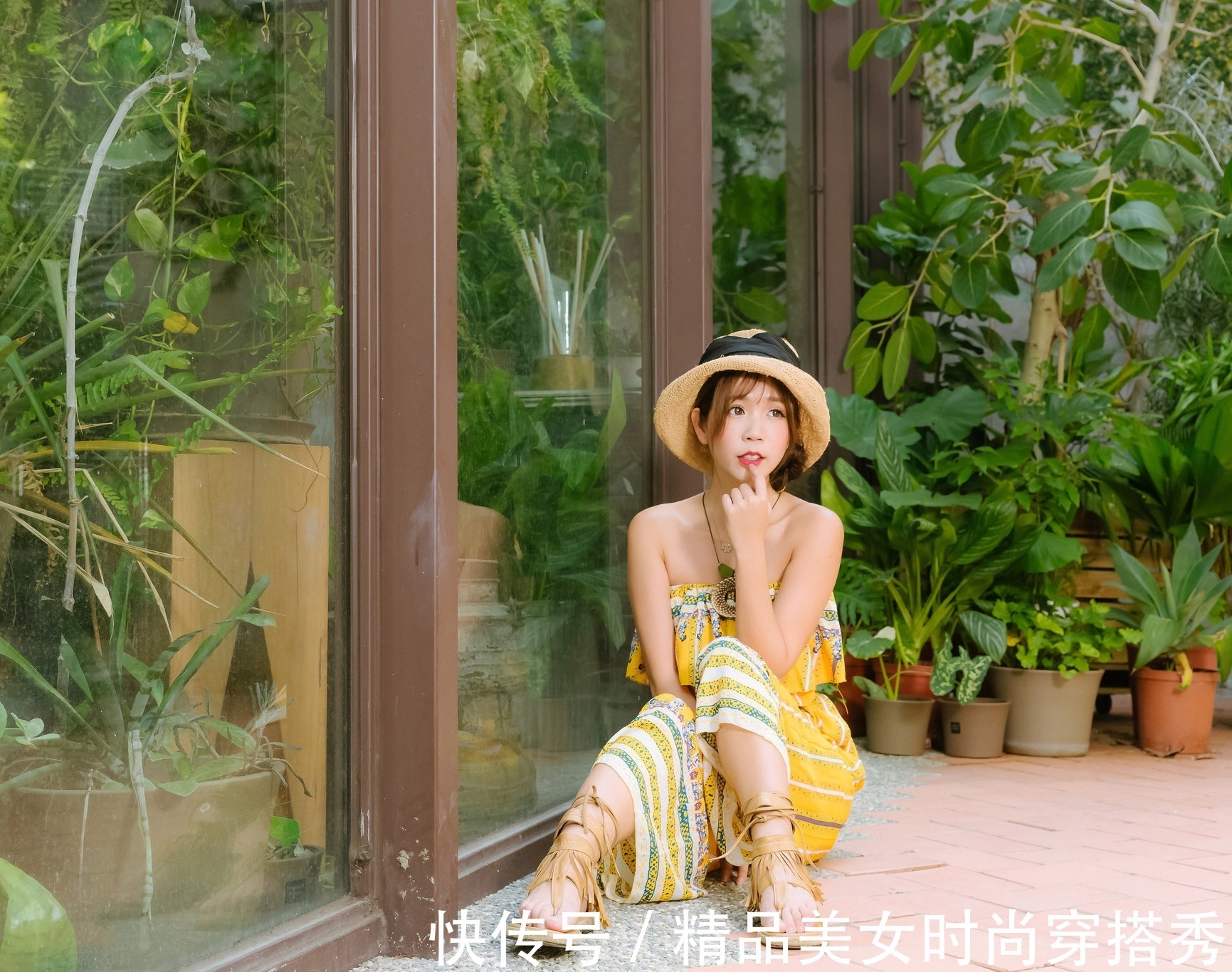民族风|一字肩连体裤,搭配一双民族风十足的凉鞋,优雅浪漫