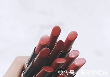 口红 有多少女孩不会涂口红，还整天顶着一嘴艳红认为自己挺美！
