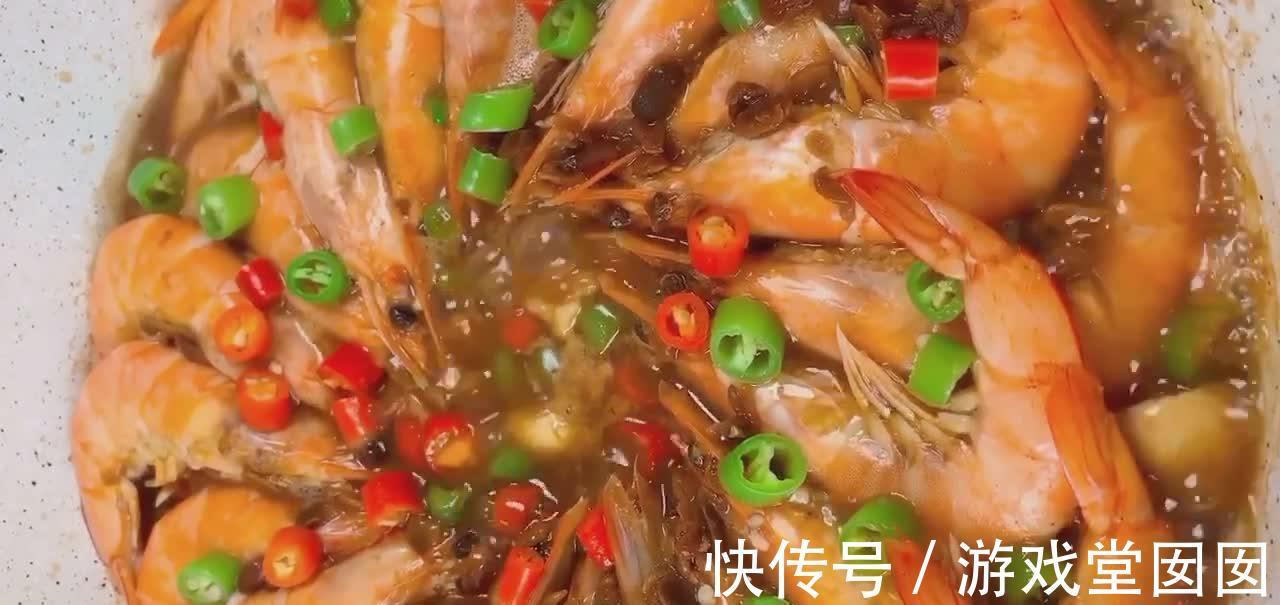 大虾新吃法，搭配口蘑一起焖，香辣味美鲜味独特，准保孩子吃不停