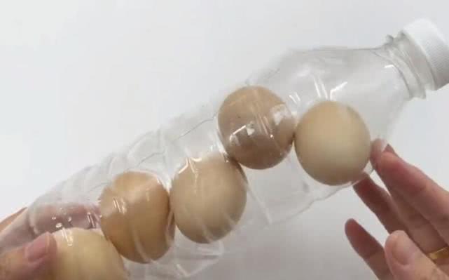 矿泉水瓶别丢了,塞进一块毛巾,全家人都要抢着用,实用又省心