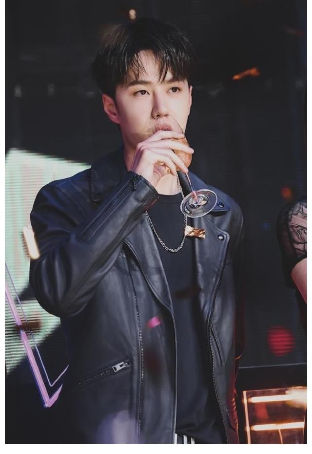 王一博直播和街舞王队长状态大不同：一个惜字如金，一个侃侃而谈