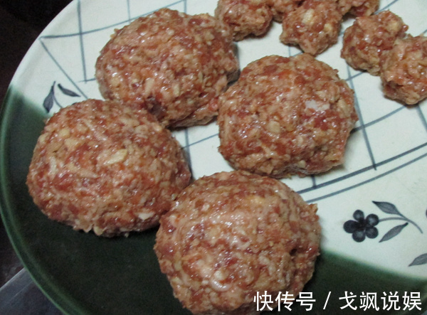 在家这样做狮子头,肉质鲜嫩有营养,隔三差五做,简单易学又下饭