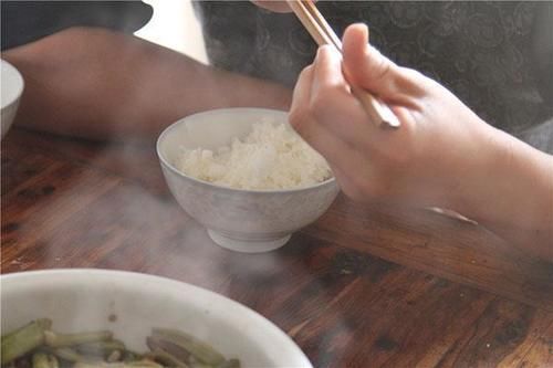 睡眠|60岁以上的老人,每天睡多久比较好?医生:看看睡眠时间推荐表