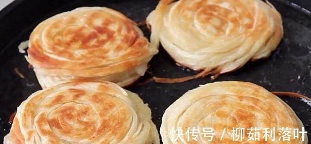 烙饼时别再用死面和发面了，这样做，放凉也不硬，松软可口还分层！