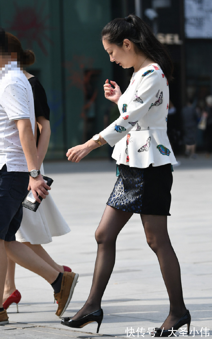 皮裙|美女街拍:超级迷人的“破洞”皮裙,搭配丝袜之后,简直是无敌的存在