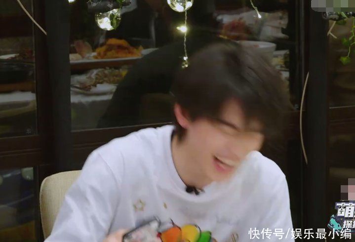 节目|杨紫找宋亚轩要电话号码，镜头扫到他的反应，“萌探”果真没叫错