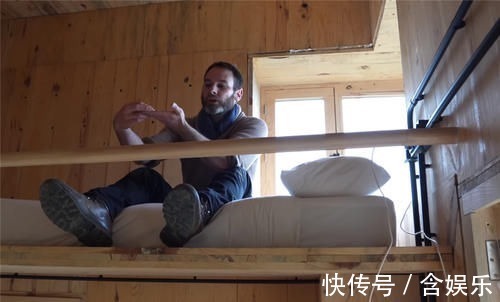 小菜园|他用40棵松树,在荒山野林建起小屋,屋顶种菜生活自给自足