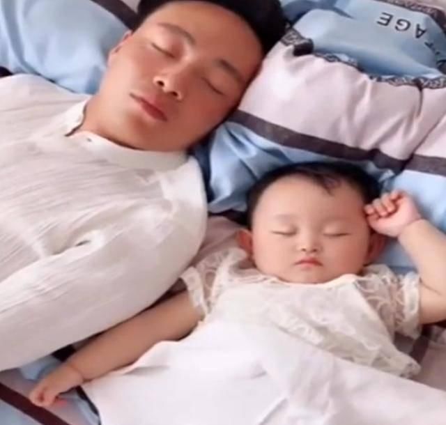 差别|爸爸陪龙凤胎宝宝睡觉,待遇差别太大了,妈妈看完都要无语了