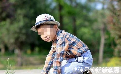 可爱|双胞胎散步偶遇泰迪犬,“撞衫”场面实属尴尬,宝宝这啥情况!