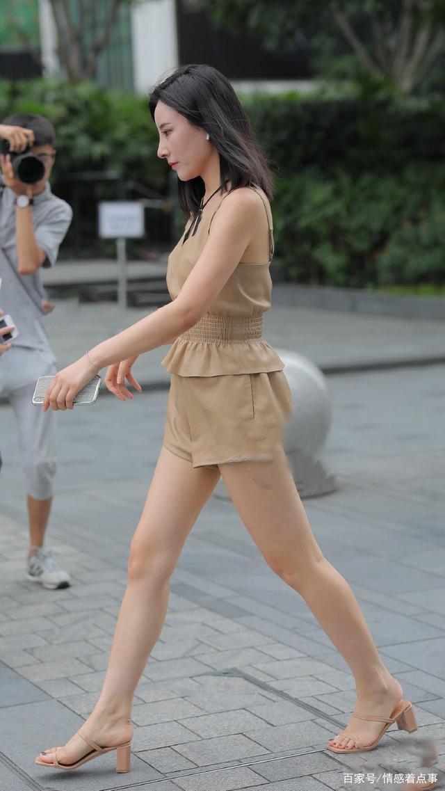 时尚穿搭卡其色上衣搭配卡其色短裤+凉鞋