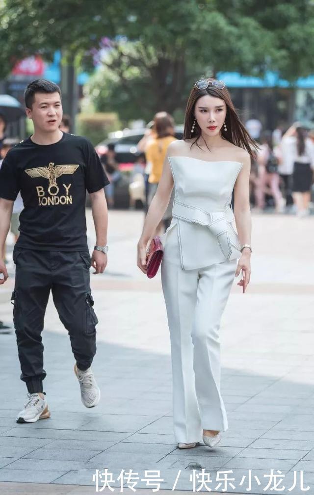 街拍美女白色套装搭配银白色的高跟鞋,简简单单就穿出了气质感