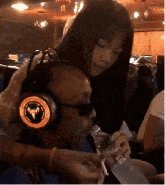 |搞笑GIF:大哥上辈子拯救过世界啊!女朋友这么体贴