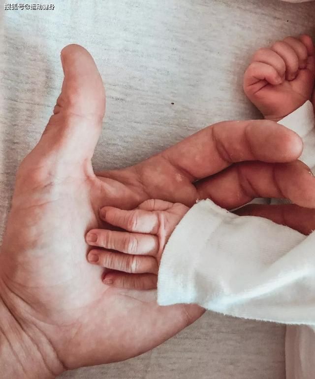 胸肌|臂围45cm,二头肌似小山包的猛汉奶爸,还自带肌肉抽筋绝活